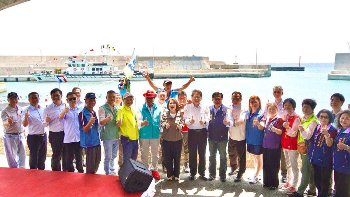 ▲屏東縣長周春米與總統府秘書長潘孟安、在地漁民共同見證興海漁港擴建完工啟用。