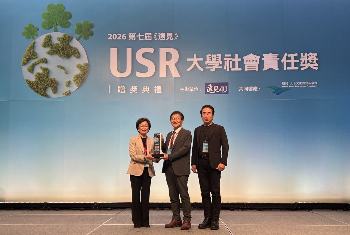 ▲樹科大榮獲《遠見》USR「在地共融組」楷模獎。(左起)遠見發行人王力行、樹德科大校長王昭雄、盧圓華特聘教授。