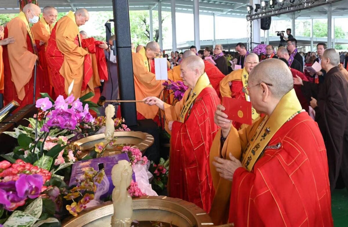 ▲慈明高中校慶，也是普賢菩薩聖誕、校董常露上人生日，來自世界各地佛教領袖蒞臨祝賀，參與浴佛祈福盛會。