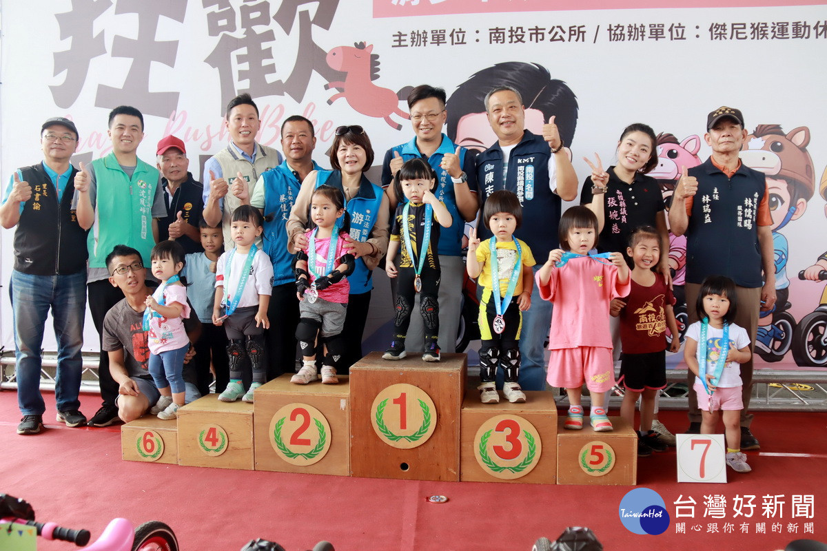 張市長與來賓為小選手頒獎。（記者扶小萍攝）