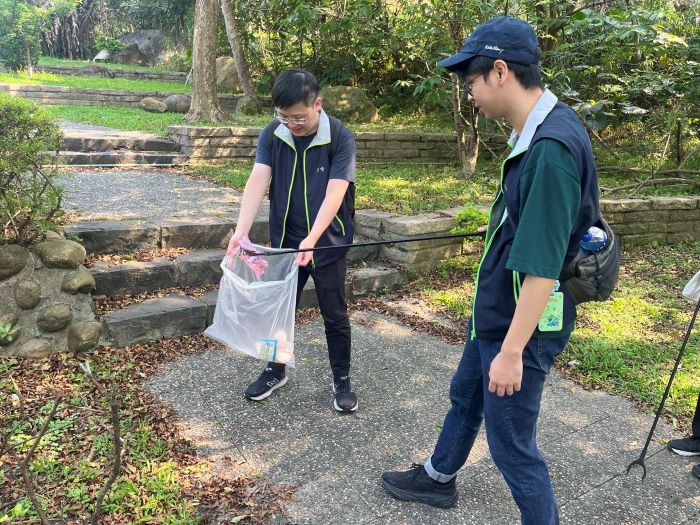 倡議自然共好 台電北市區處攜手家屬守護山林 53 《圖說》台電同仁齊心清理大溝溪步道垃圾 以行動實踐守護山林精神。〈台電台北市區處提供〉
