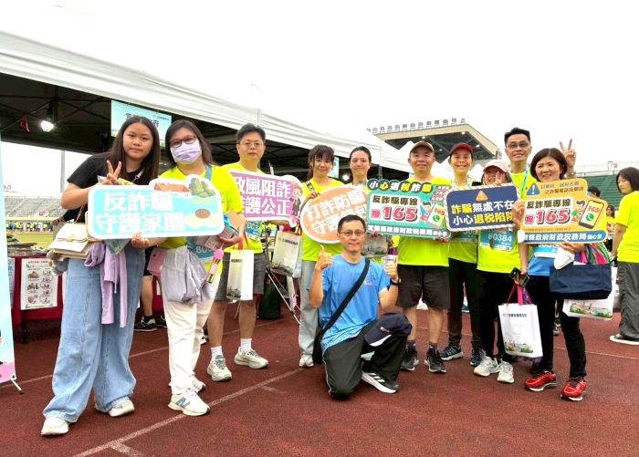杏輝宜蘭馬拉松登場 文化局強化識詐反賄宣導 36 《圖說》宜蘭縣政府文化局今日結合「杏輝宜蘭馬拉松」活動設攤宣導,讓防詐與反賄意識深入各年齡層,達到寓教於樂之效。〈文化局提供〉