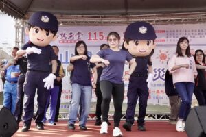 淨山健行市民齊出發 信義警併肩反賄識詐 26 %E4%B8%89 13