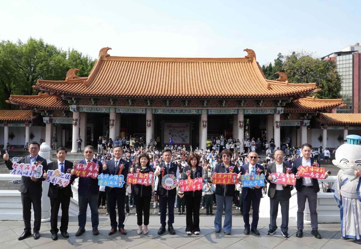 ▲考前衝刺最強祝福!600名考生齊聚台中孔廟祈福。(圖/記者顏淑娟翻攝)