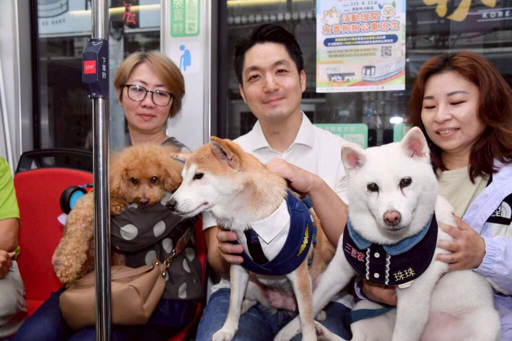 ▲2026國際寵物日『狗狗春遊趣』活動，帶著毛孩一起搭乘捷運、公車，自在出遊。