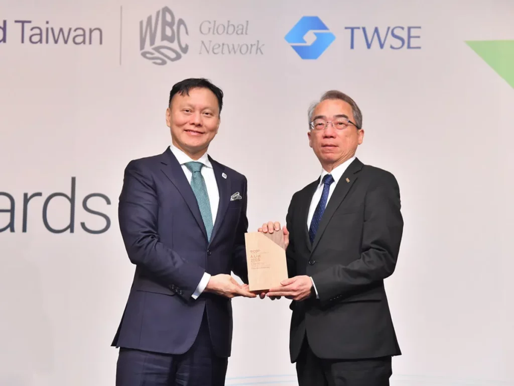 中鼎集團總管理處李定壯執行長 (右) 代表接受 CDP 亞太市場發展總監 Dennis Wan 頒獎。