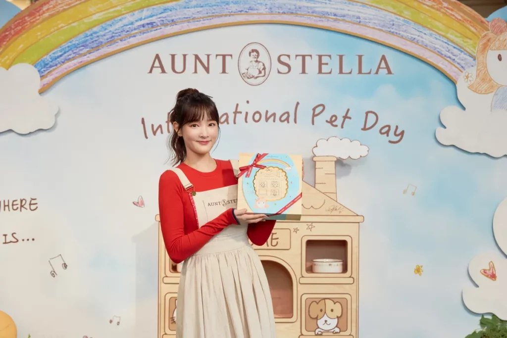 王淨與聯名禮盒及狗貓碗合影（照片提供：Aunt Stella 詩特莉）