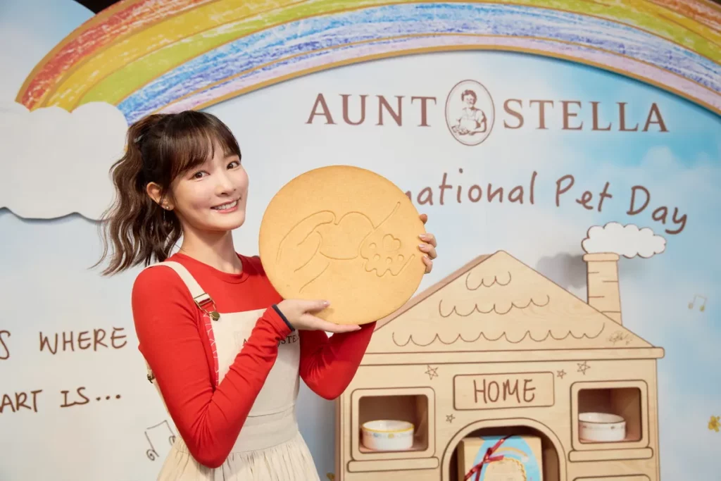 王淨與巨型餅乾裝置合影（照片提供：Aunt Stella 詩特莉） 