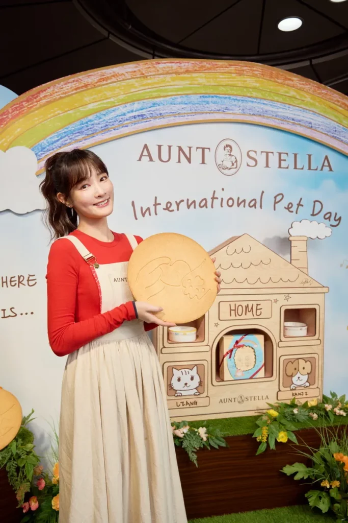 王淨與巨型餅乾裝置合影（照片提供：Aunt Stella 詩特莉） 