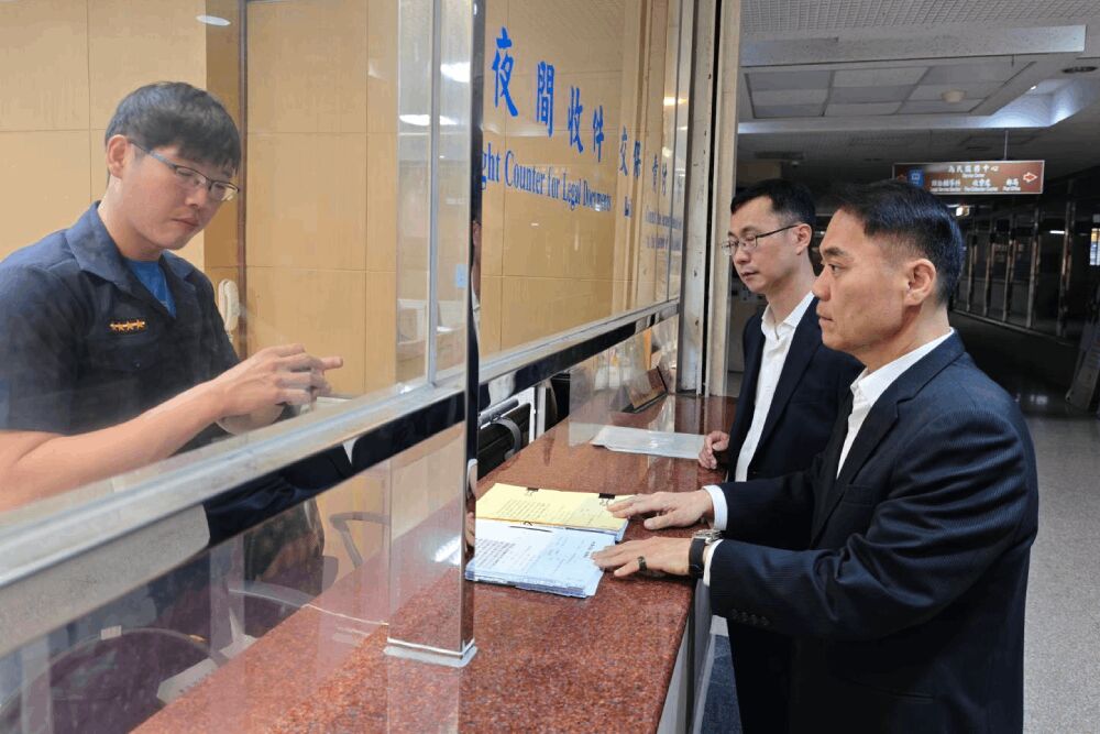 堡新與佳峻投資質疑中工董事會成「太上法院」 股東追究民刑事責任 269 圖說:堡新投資委任林正疆律師、葉建偉律師今天上午到台北地檢署遞狀,控告中工董事會成員涉犯證交法特別背信罪。照片/堡新提供