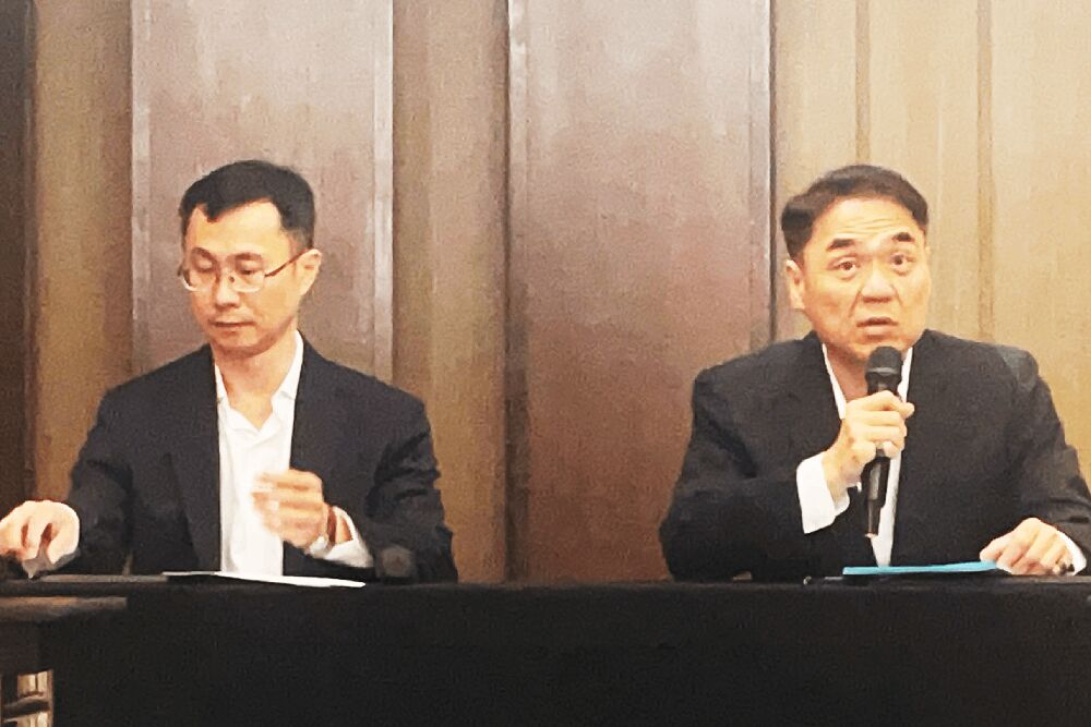 堡新與佳峻投資質疑中工董事會成「太上法院」 股東追究民刑事責任 270 圖說:佳峻委任律師葉建偉(左)及堡新委任律師林正疆(右)指中工董事會曲解法令又狂踩法律紅線,把金融監理機關當成空氣擺設,將循法律途徑捍衛股東權益。圖/堡新提供