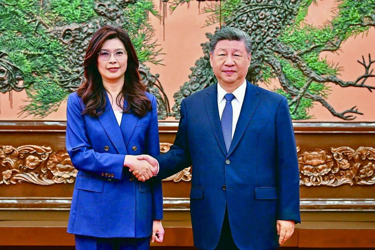 國民黨主席鄭麗文(左)與中共總書記習近平會面。 (圖/國民黨提供)