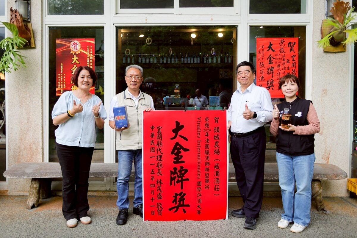 ▲ 代理縣長林茂盛(左2)親赴酒莊祝賀卓志宏董事長(右2)藏金柑酒榮獲國際大獎。