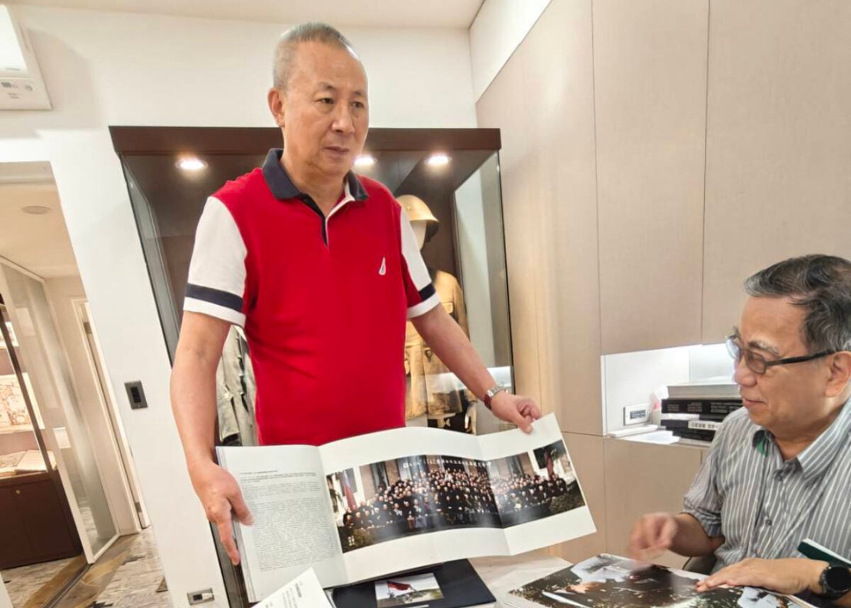 ▲徐宗懋展示藏品娓娓道來⋯⋯