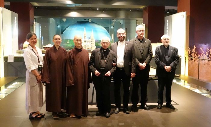世界宗教博物館25周年 迎教廷代表展開跨信仰交流 45 《圖說》天主教義大利樞機主教托瑪士(中)等一行參訪世界宗教博物館。〈宗博館提供〉