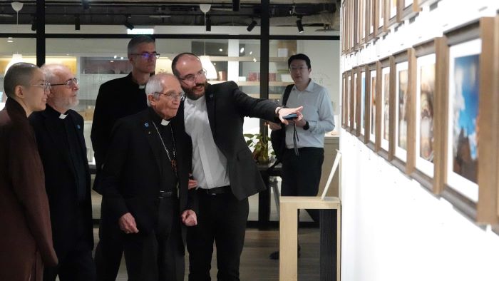 世界宗教博物館25周年 迎教廷代表展開跨信仰交流 46 《圖說》天主教義大利樞機主教托瑪士等一行對正在「方寸之間」展出的《僧人眼中的梵蒂岡》攝影展非常感興趣。〈宗博館提供〉