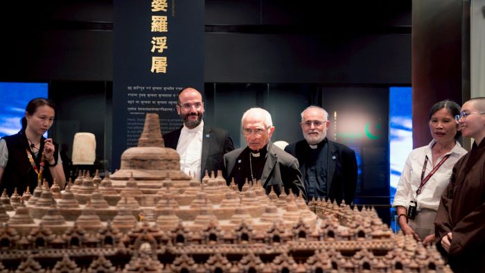 世界宗教博物館25周年 迎教廷代表展開跨信仰交流 47 《圖說》天主教義大利樞機主教托瑪士等一行參訪「世界宗教展示大廳」的宗教建築模型。〈宗博館提供〉