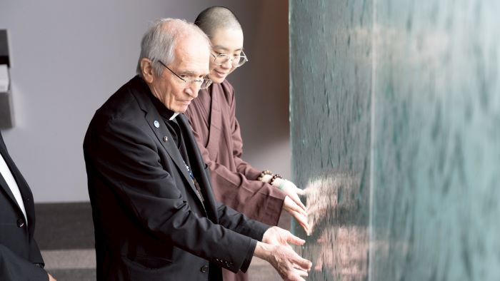 世界宗教博物館25周年 迎教廷代表展開跨信仰交流 48 《圖說》天主教義大利樞機主教托瑪士(左)在「水幕牆」留影。〈宗博館提供〉