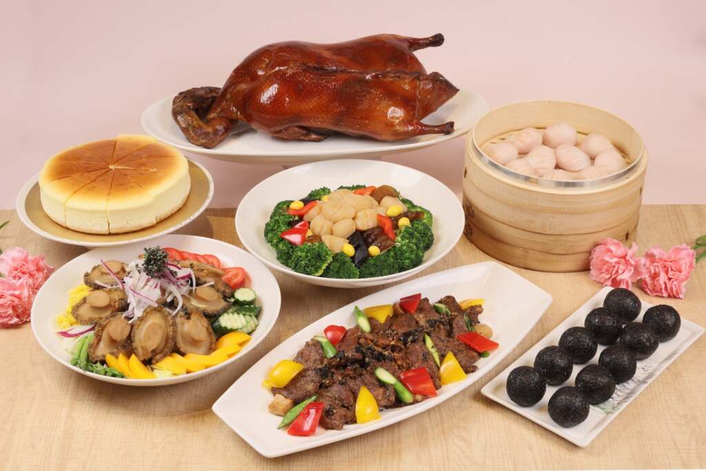 ▲高雄萬豪酒店母親節饗宴登場,甜點與星級料理獻上「寵愛媽咪」幸福時光。
