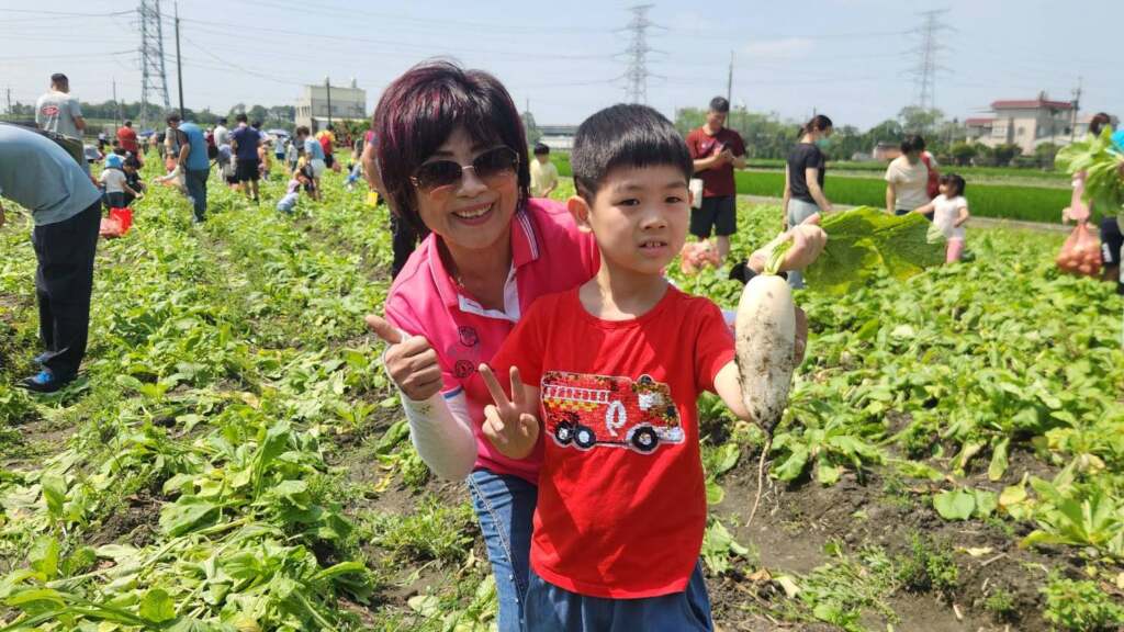 ▲彰化溪州小小農夫拔蘿蔔,300位親子體驗農村樂。(圖/記者林明佑翻攝)