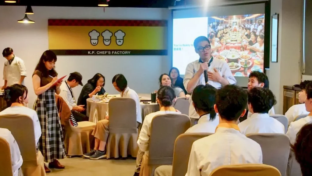 開平餐飲國際部學生應用數位工具優化「說菜」內容，自信地以全英文闡述臺灣辦桌菜的文化脈絡。