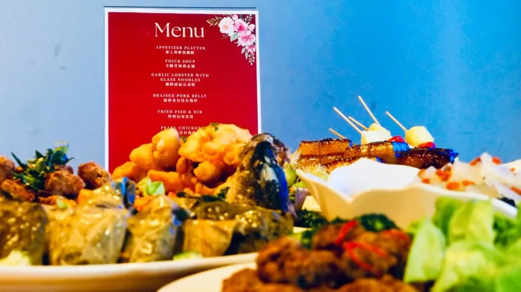 開平餐飲國際部學生在八成以上的英文情境中，精準烹飪大封肉、八寶丸等臺味桌菜。