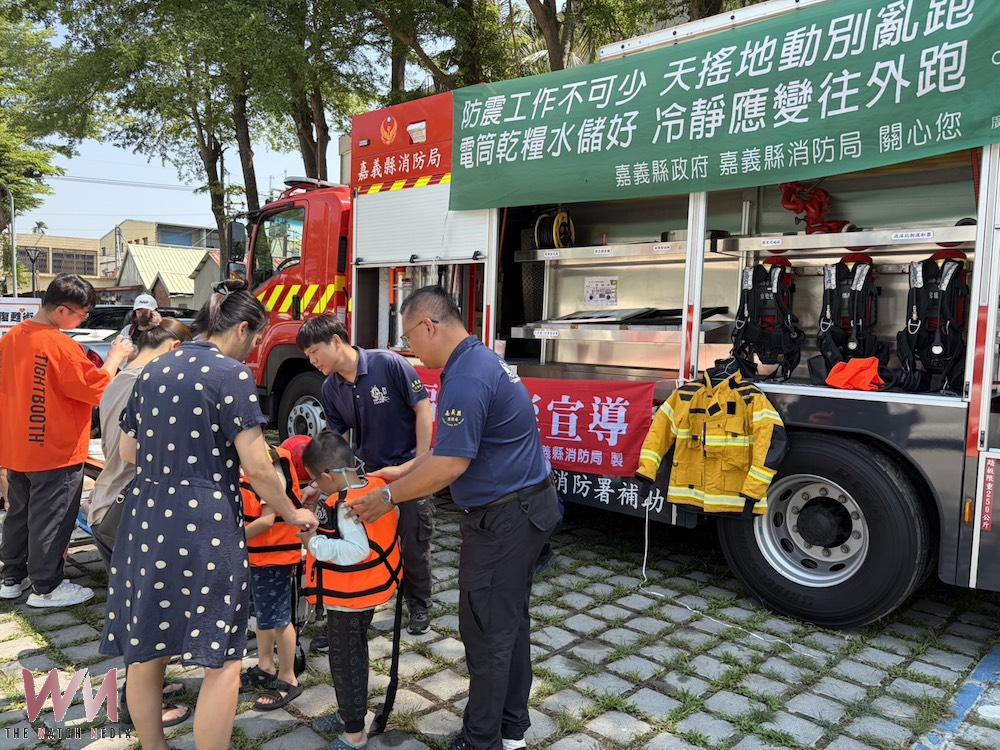 活動現場辦消防救災體驗，內容涵蓋消防車及器材介紹、消防射水操作與防災、防火觀念宣導，讓家長攜手學童在遊戲互動中，建立正確的安全知識。（圖/記者陳惲朋攝）