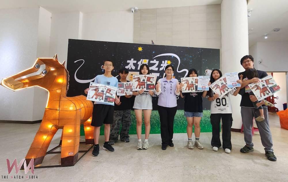 鄭淑分市長發放太保國中師生共同創作的「扭頭馬面－馬盯尼」花燈，延續燈會熱潮。（圖/太保市公所提供）