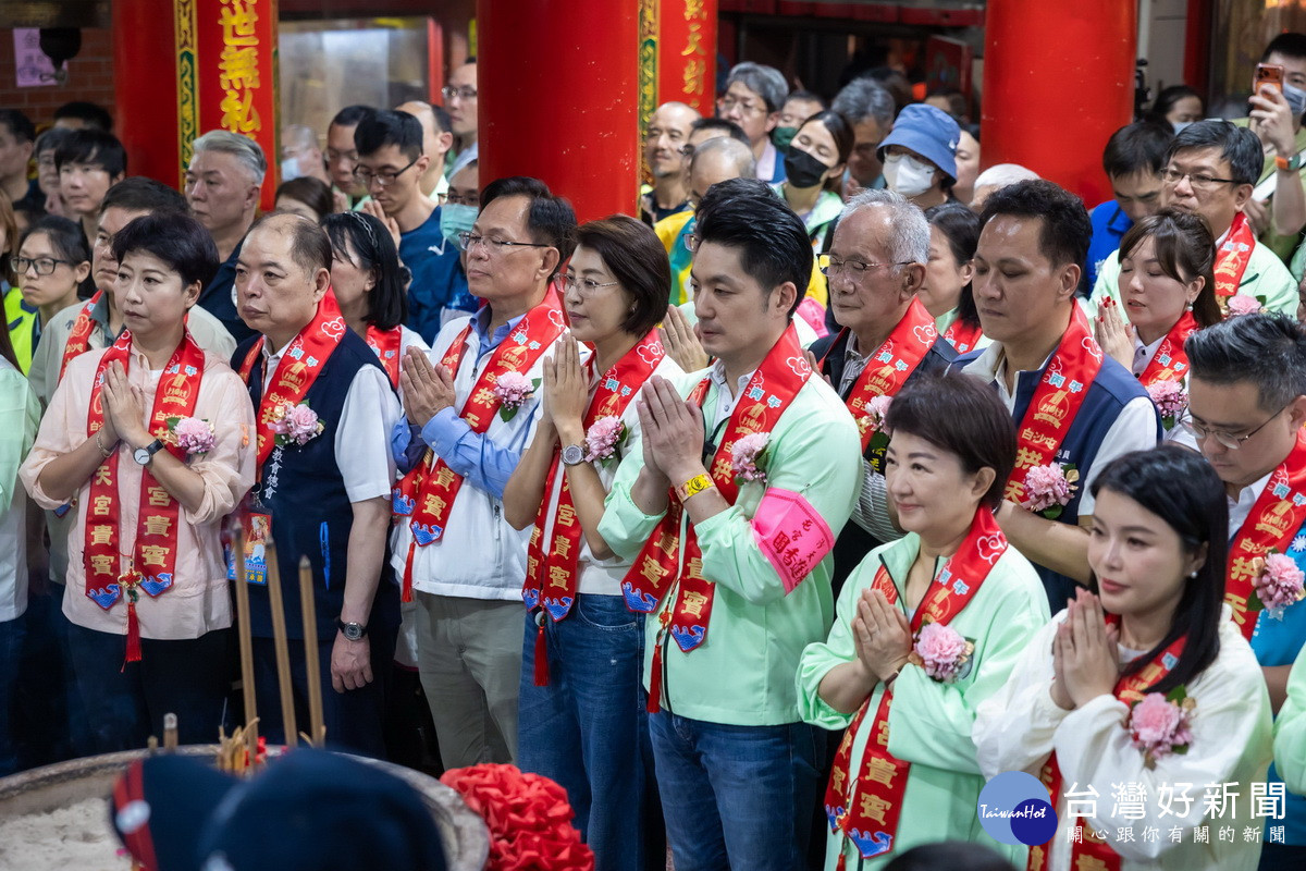 許縣長蔣市長盧市長等首長都到場上香祈福。（縣府提供）