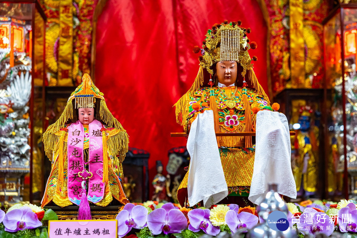 三尊媽祖一同出發往北港朝天宮進香。(縣府提供)