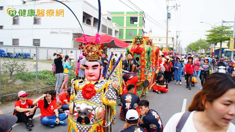 白沙屯粉紅超跑啟程!「移動急診室」進駐讓香燈腳更安心