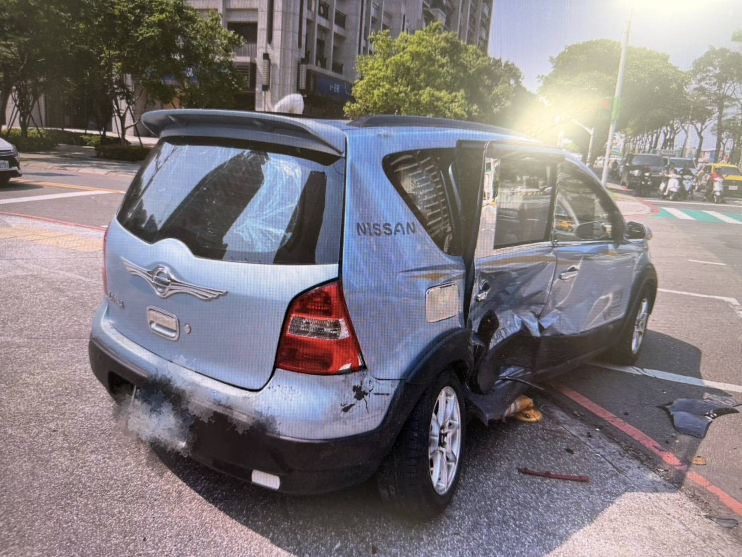 賴男駕駛自小客車,沿著大興西路三段快車道行駛,行經溫州一路口時,未依規定先行切換至外側車道,便貿然從快車道違規右轉。後方沿著慢車道直行的徐男根本來不及反應,車頭直接撞上賴男車輛的側身。