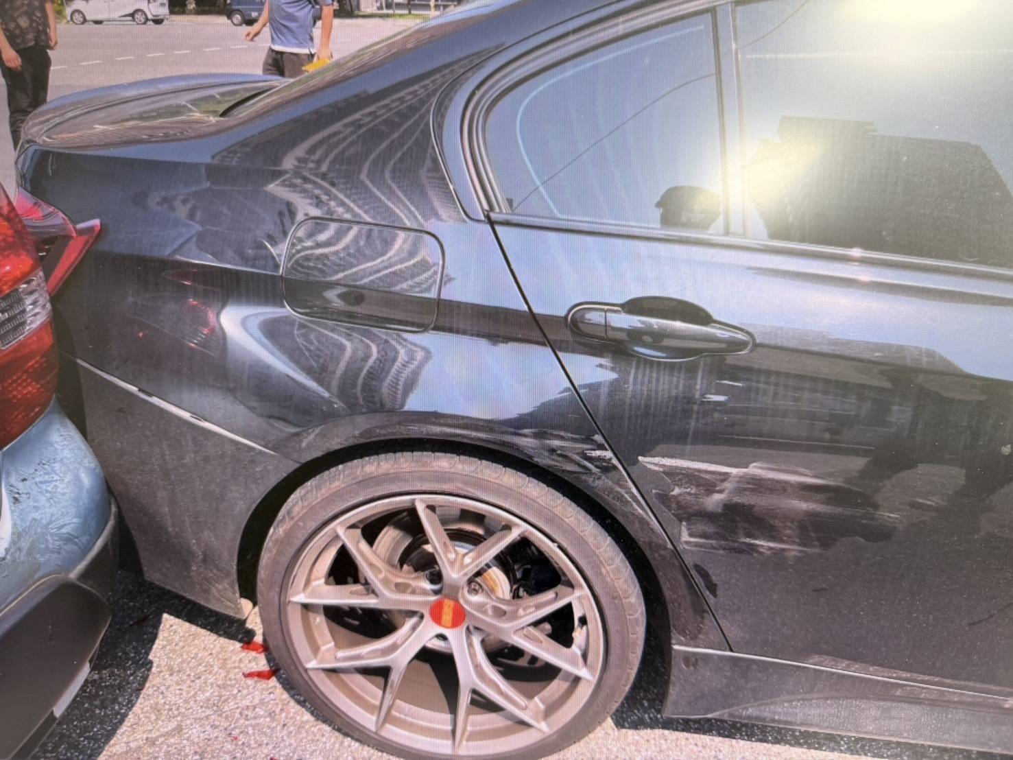 賴男駕駛自小客車,沿著大興西路三段快車道行駛,行經溫州一路口時,未依規定先行切換至外側車道,便貿然從快車道違規右轉。後方沿著慢車道直行的徐男根本來不及反應,車頭直接撞上賴男車輛的側身。