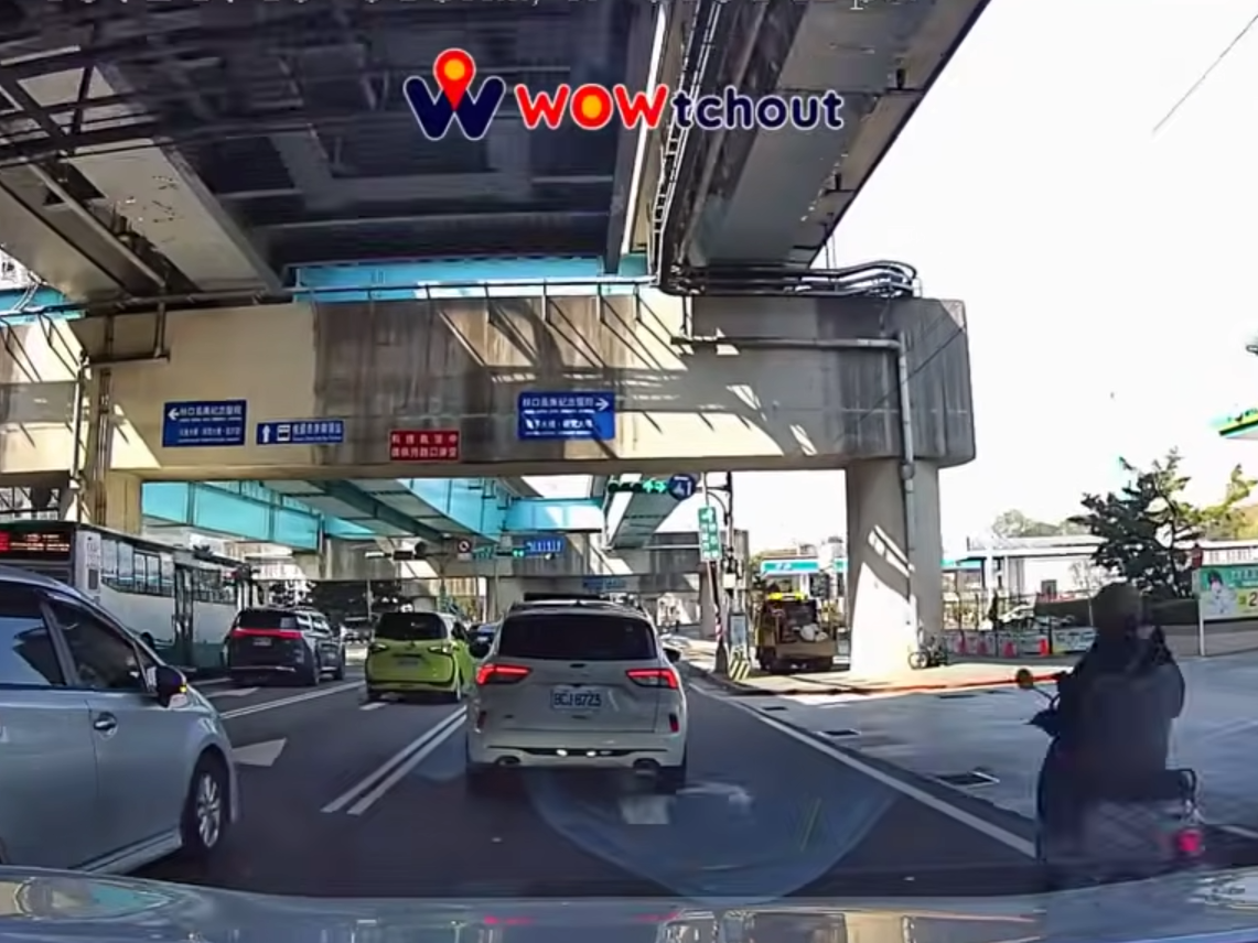 姓男子駕駛自小客車，突從中間車道跨越外側車道右轉，當場與同向直行的王姓機車騎士發生碰撞。