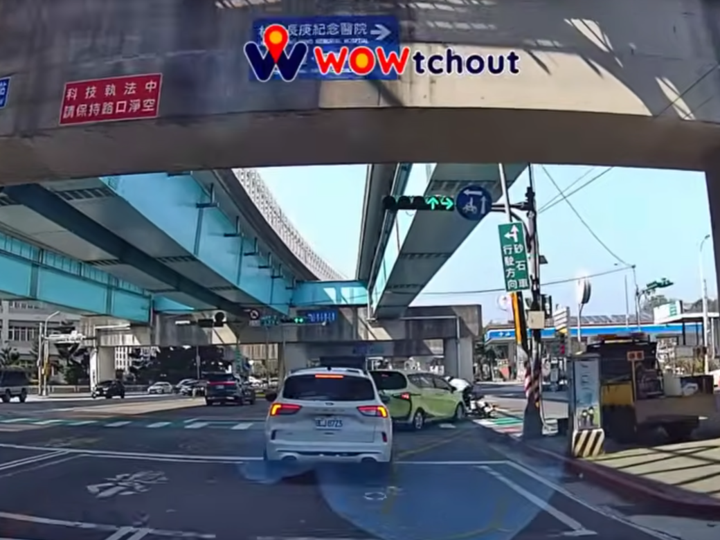姓男子駕駛自小客車，突從中間車道跨越外側車道右轉，當場與同向直行的王姓機車騎士發生碰撞。