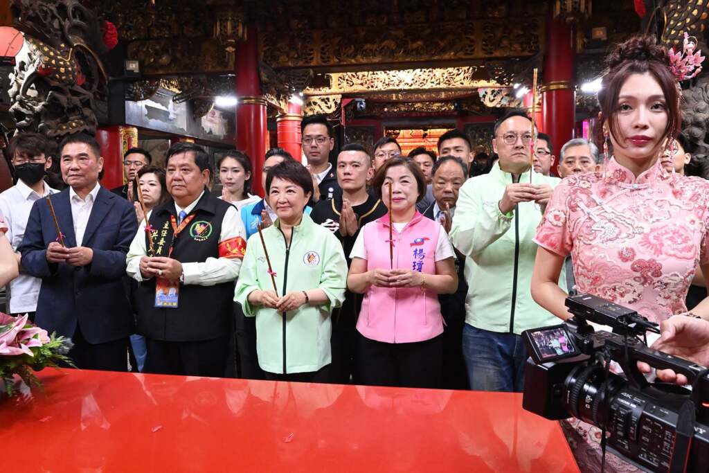 ▲「粉紅超跑」白沙屯媽祖徒步北港進香,台中市長盧秀燕赴拱天宮恭請登轎,祈願兩岸和平、台灣安全。(圖/記者張玉泰攝)