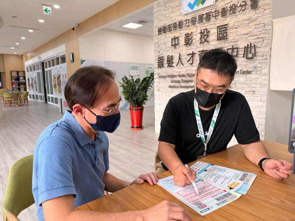 ▲工作人員向銀髮族說明「五五就業獎勵」內容。(圖/中彰投分署提供)