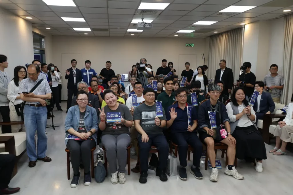 合作店家手舉本計畫識別立牌與小旗幟歡迎郵輪船員的到來