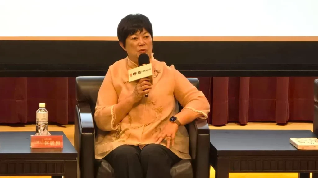 何麗梅表示，壓力源自個人的主觀感受，並分享自身觀察指出，凝望天空之際，更能體會人的渺小與時間流轉不息，萬事終將過去；因此，苦難的到來亦蘊含其正向意義。（圖/陳惠玲攝影）