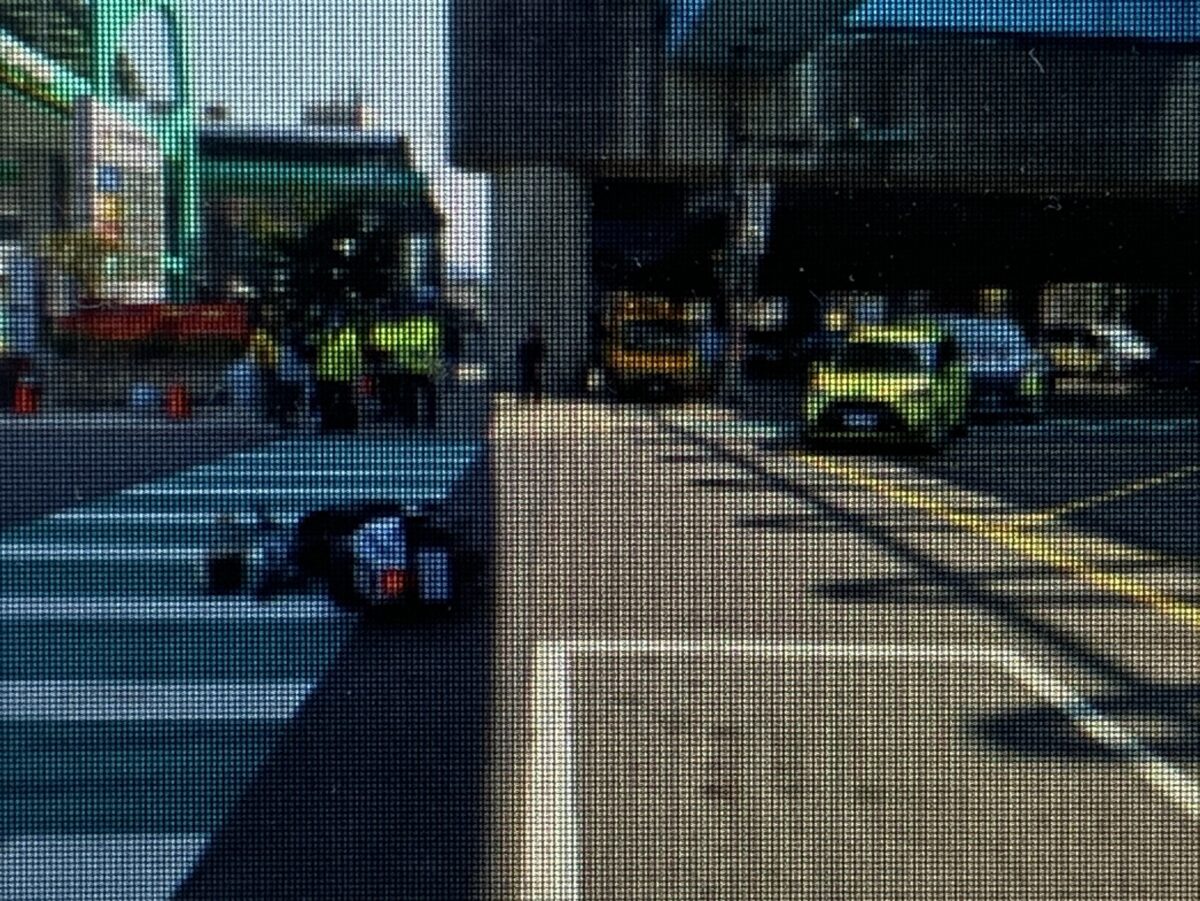 【有片】右轉釀禍!龜山小客車突「螃蟹切」男騎士慘遭擊落 S 416301087