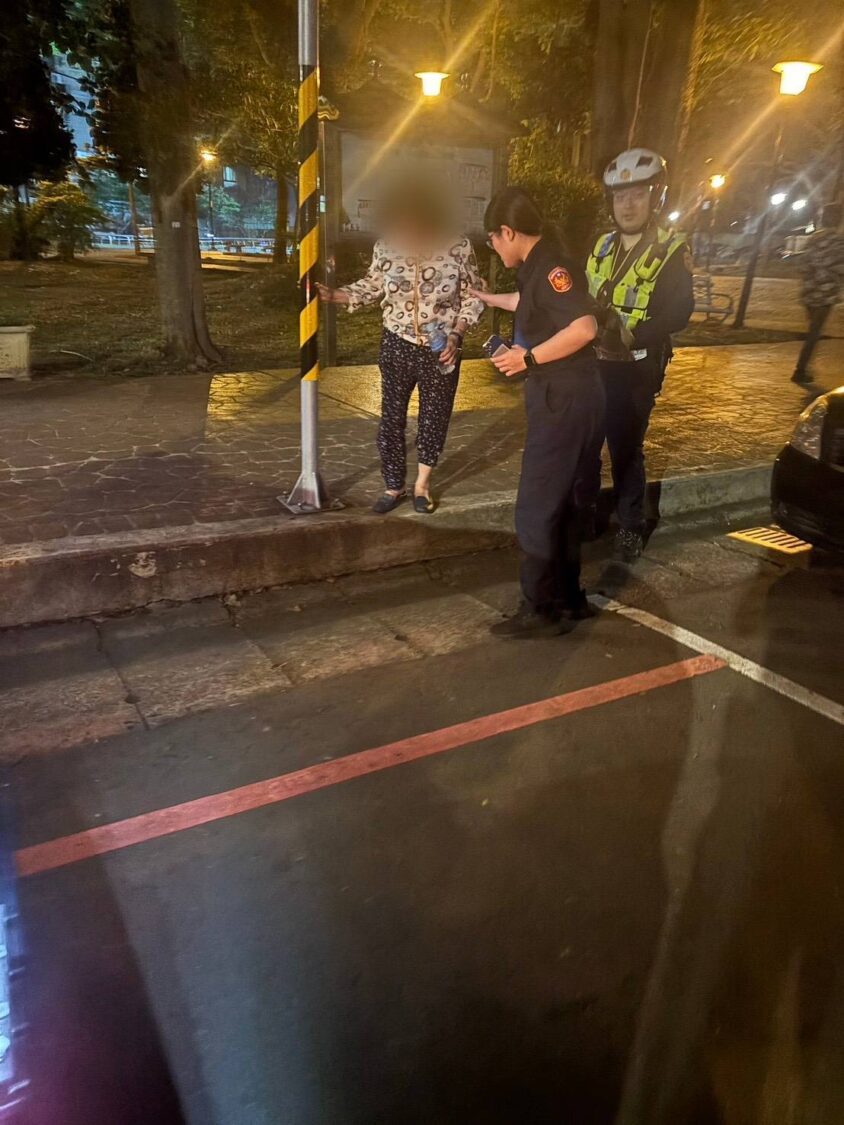 監視器顯示吳婦前往市場途中突然轉向中壢,被發現時正坐在在榮民路旁公園發椅子上休息。(記者翻攝)