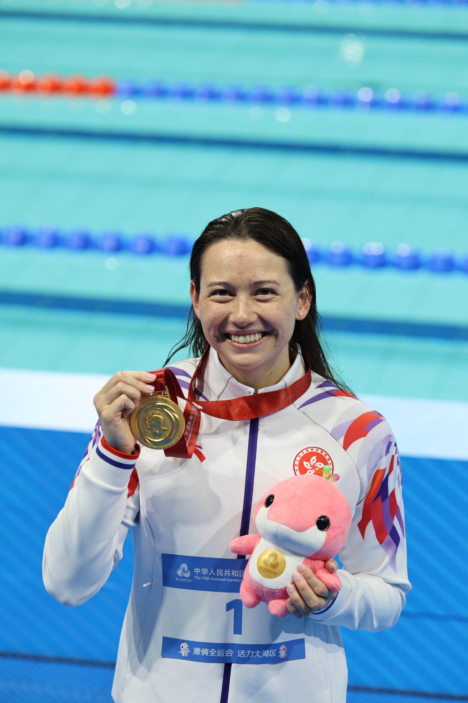 友邦香港及澳門大使何詩蓓（Siobhán Haughey）於全運會再創佳績，勇奪兩金兩銅，為港爭光。