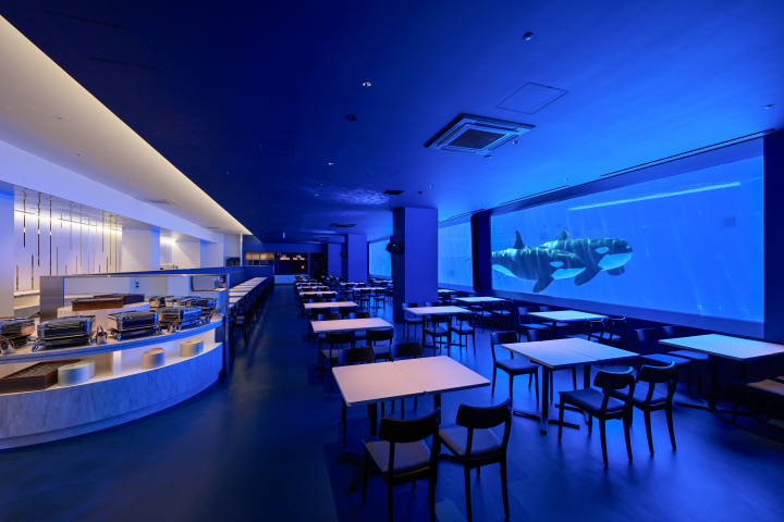 館內自助餐廳「BLUE OCEAN」內可以和虎鯨一同共食。 圖:向日遊/提供