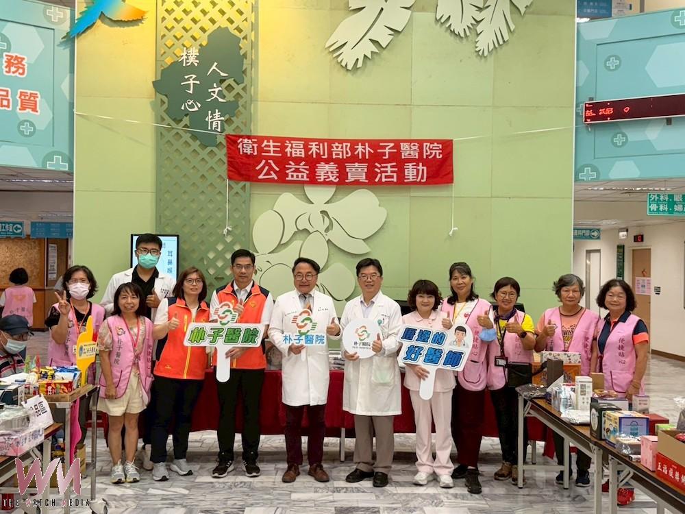 朴子醫院歡慶41週年院慶,曹承榮院長以實際行動傳遞關懷,親自領銜捐血,讓愛在社區中持續流動,展現社區互助溫柔的力量。(圖/朴子醫院提供)