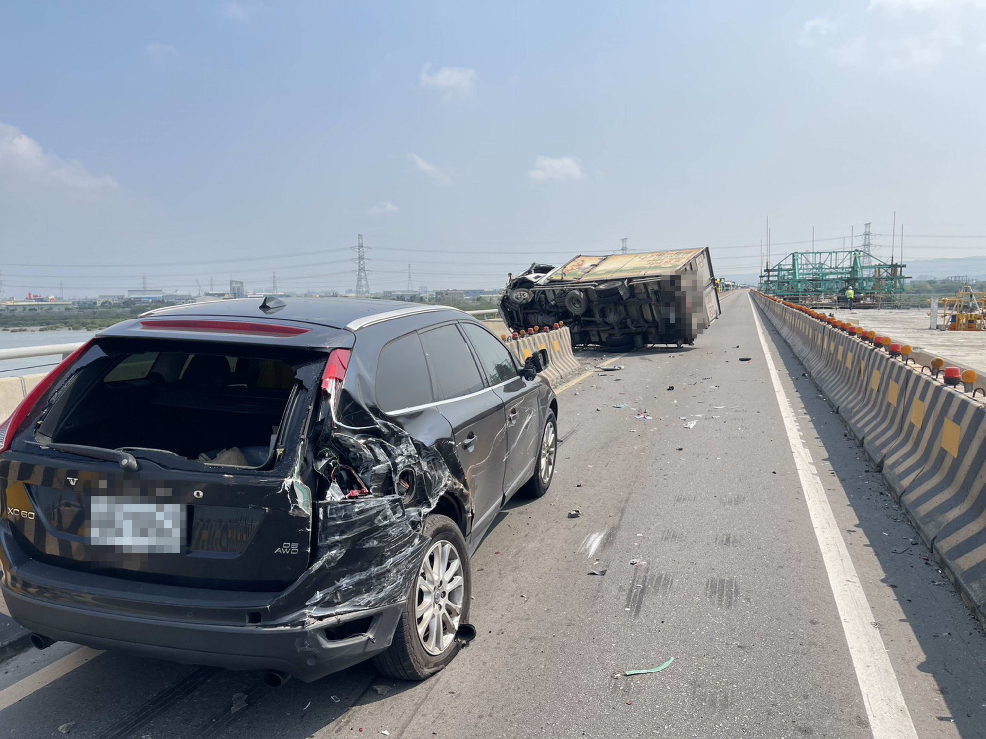 西濱驚險追撞!大貨車翻覆卡護欄 北上回堵3公里 - https://www.watchmedia01.com