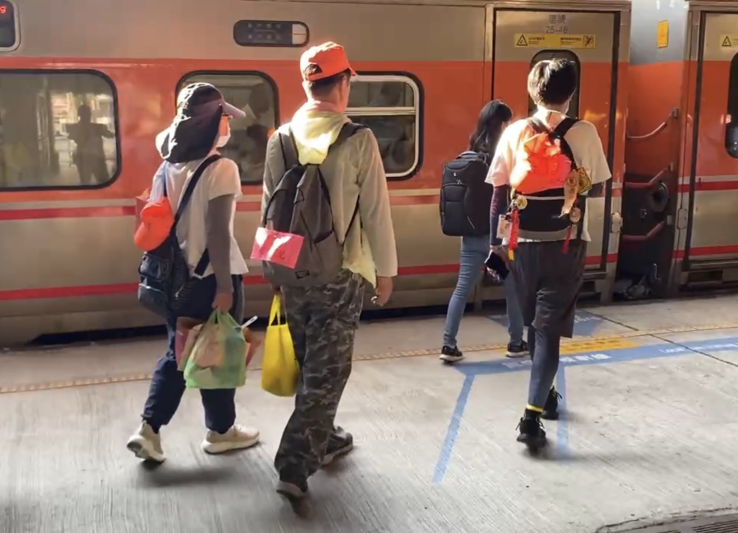 驚險一瞬虛驚！彰化火車站香燈腳暈眩擦撞列車