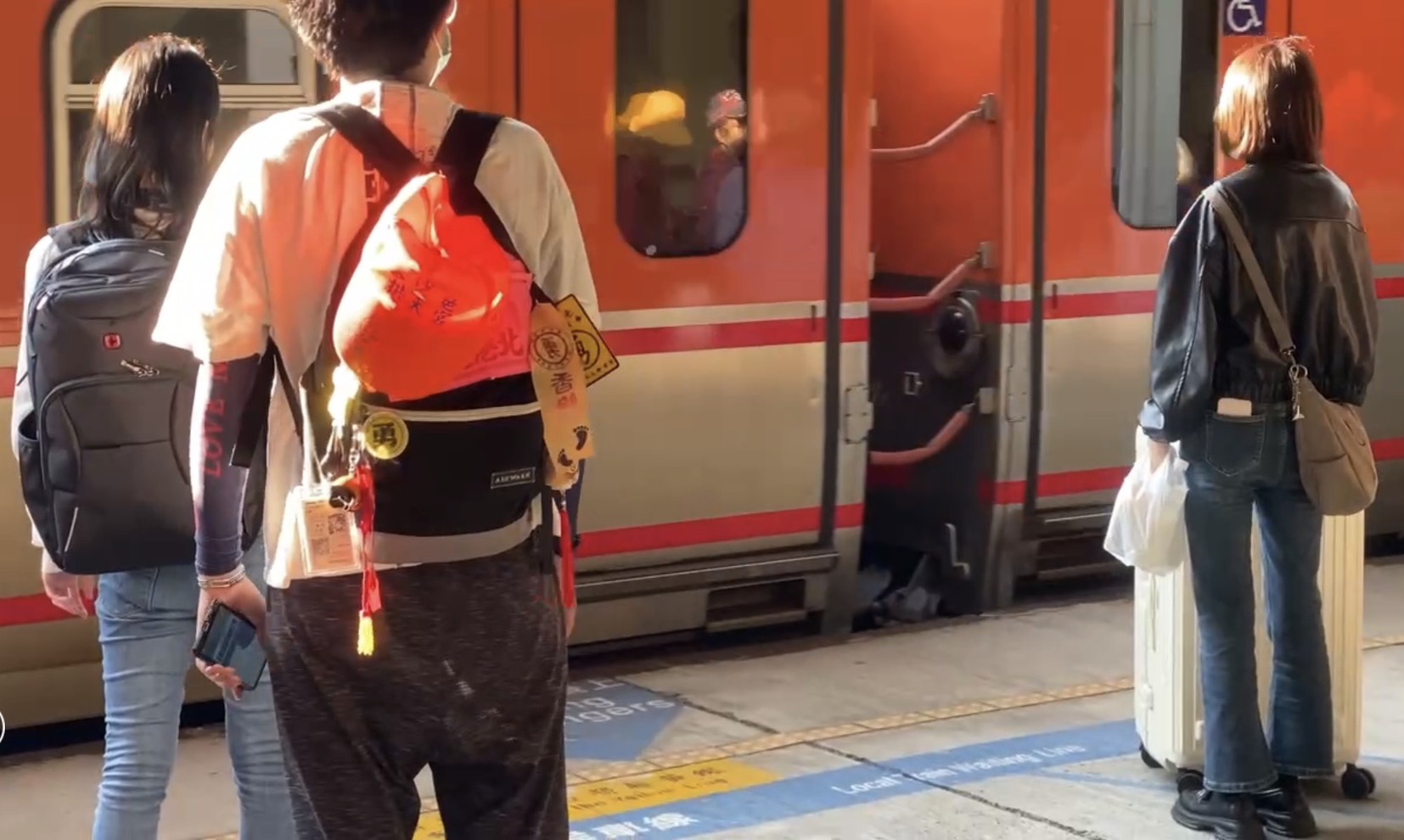 驚險一瞬虛驚！彰化火車站香燈腳暈眩擦撞列車 - https://www.watchmedia01.com