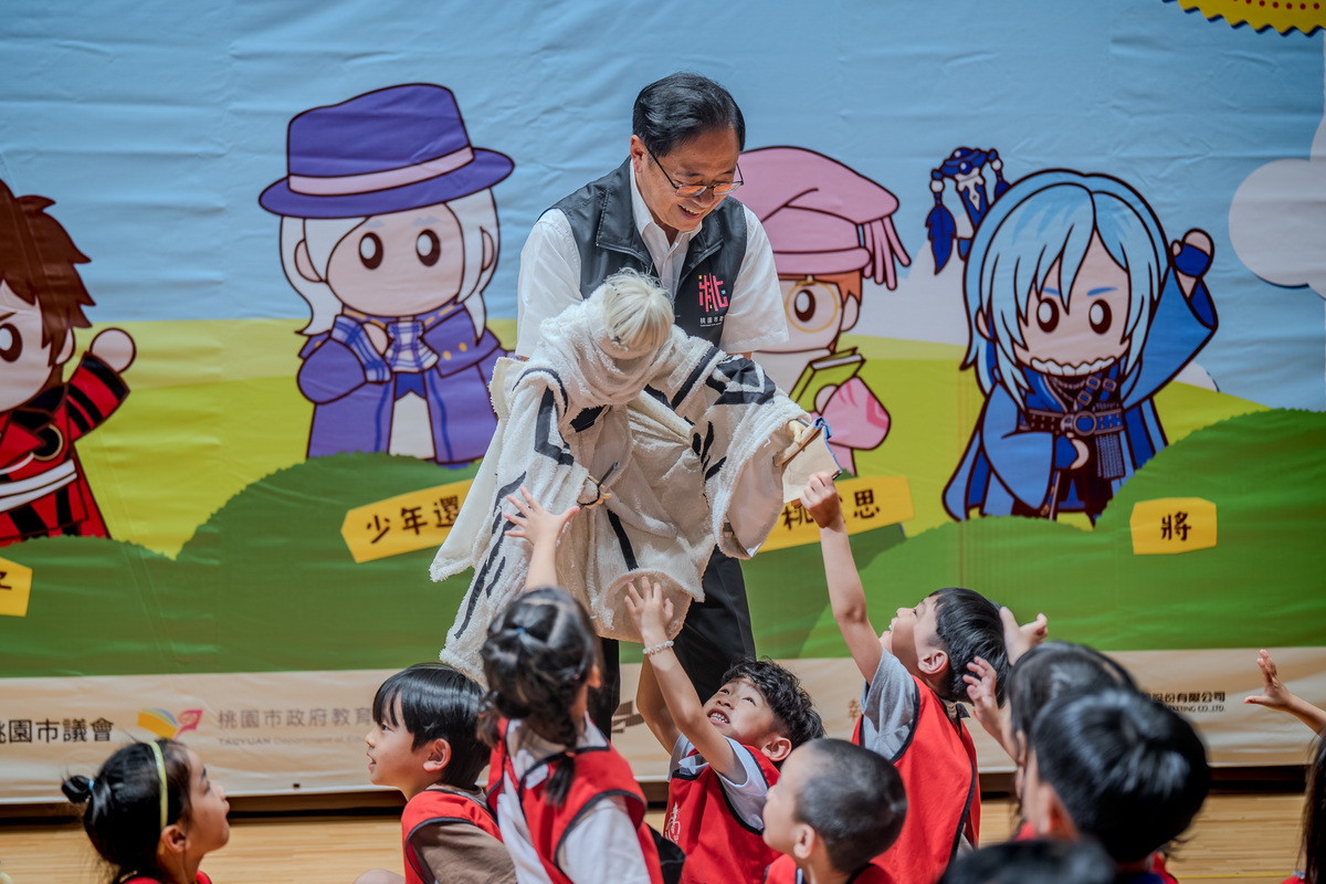 桃園市長張善政操作傳統木偶戲與小朋友們同樂。<br /><br /> 