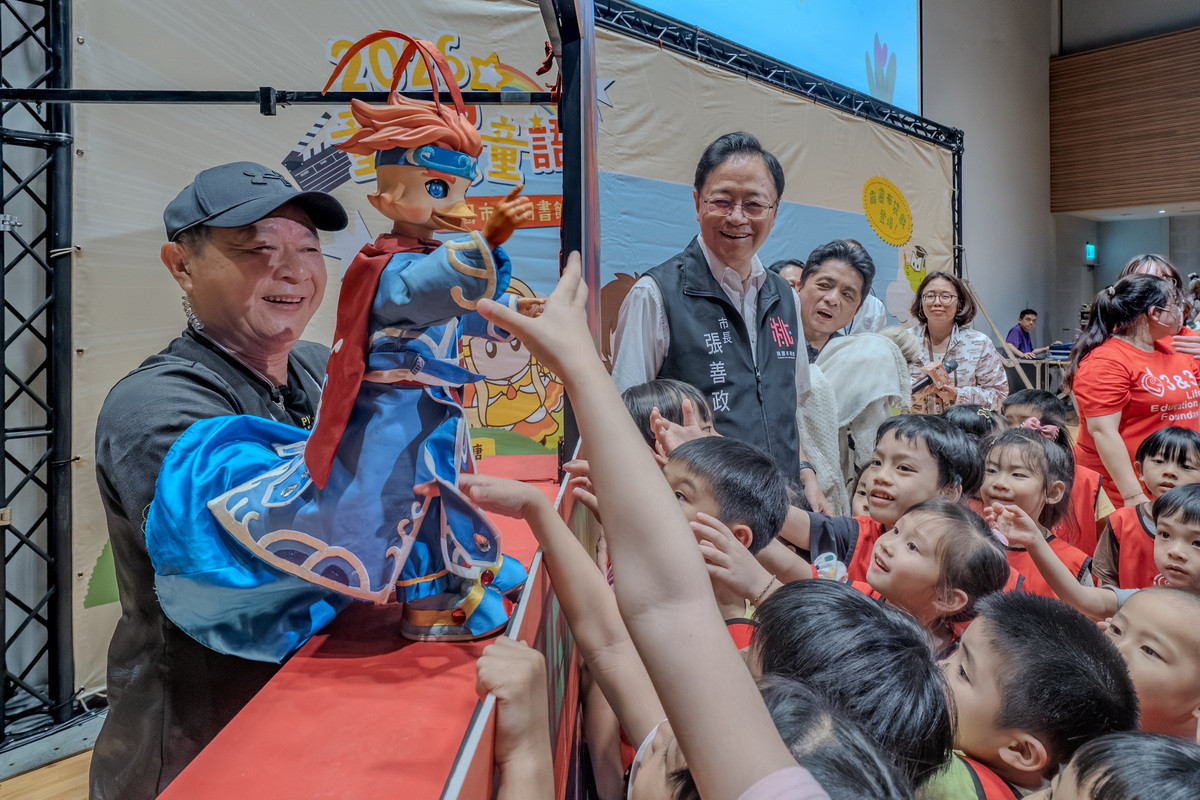 桃園市長張善政與小朋友們共同欣賞傳統木偶戲。<br /><br /> 