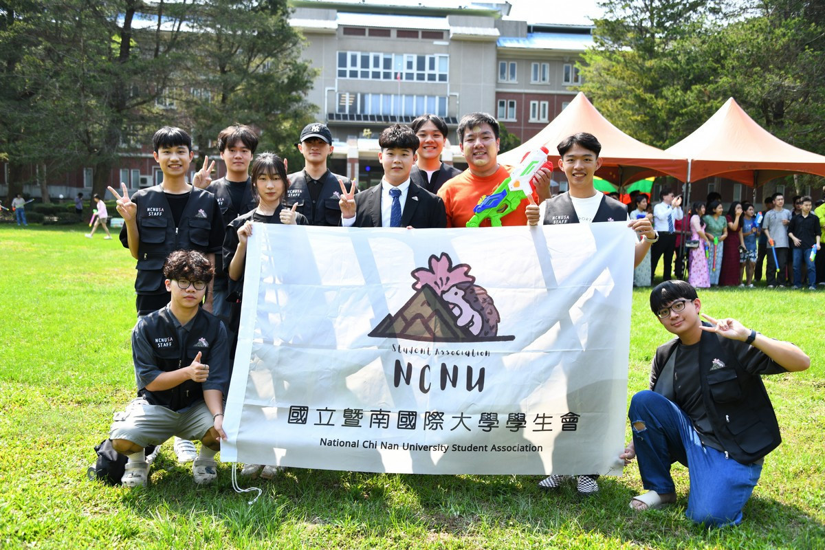 潑水節活動投入關懷境外生的「暨大學生會」服務團隊。(圖/暨大提供)